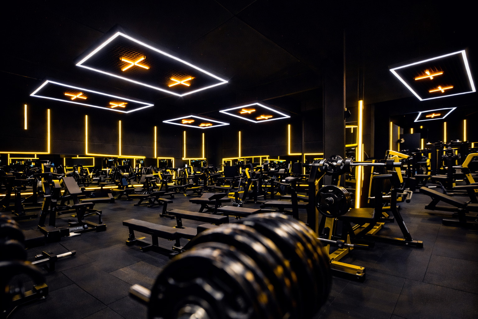 Área de treino da One More Black com luzes amarelas